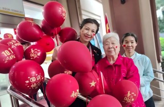 紅旗昭昭迎風(fēng)展 燕達歡騰迎國慶——燕達長輩剪紙映初心，丹心獻祖國